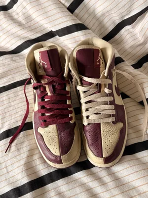 Air Jordan Maroon and Crème Nike 1 thumbnail 2