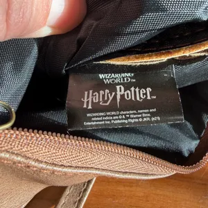 Harry Potter Hogwarts Crest Trunk Style Wristlet Pouch Brown Faux Leather‎ Bag thumbnail 9