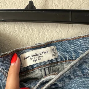 Abercrombie & Fitch High Rise The Dad Shorts Frayed Hem Denim Blue 33 thumbnail 3