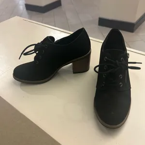Boots Chic Black Lace-Up Heeled Boots Like New! 7 1/2M-White Mountain Built well thumbnail 8