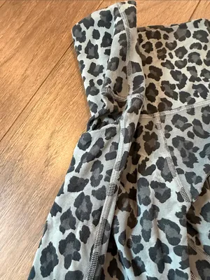 Lululemon InStill High-Rise Tight 25” ThreeD Leopard Gray Size 10 - C71-010 thumbnail 4