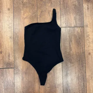 Aritzia TNA Black Cotton One-Shoulder Thong Bodysuit Women's Size XS / 74160 thumbnail 2