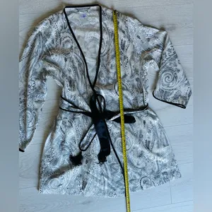 Morgan Taylor Intimates Black and White Paisley Robe Size M Midi Length Tie Belt thumbnail 6