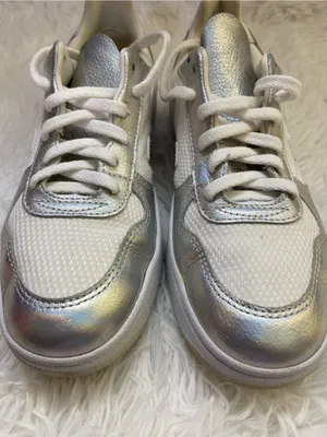 Veja Women’s White Sneakers with Iridescent Silver Accents. Size-7 thumbnail 10
