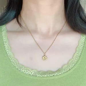 Handmade cute retro cottage fairy style gold tone mini flower necklace 🌼 thumbnail 3