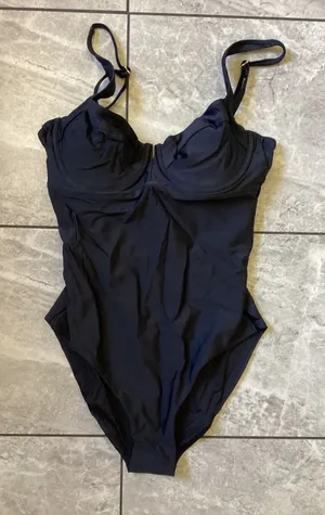 Quince NWOT Italian Matte Underwire One-Piece Swimsuit Black Medium thumbnail 1