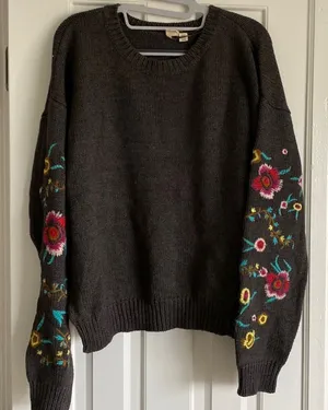 Embroidered sweater Size M thumbnail 1