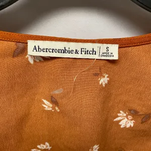 Abercrombie Fitch Rust Floral Twist Front Smocked Waist Babydoll Blouse Top Sz S thumbnail 3