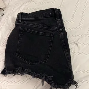 Abercrombie and Fitch “mom short” thumbnail 2