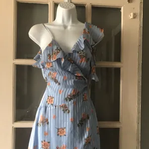 New ASTR Josie Floral‎ Wrap Dress thumbnail 4