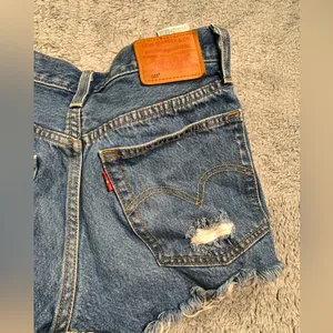 Levi's 501 Distressed Denim Women Shorts W24 thumbnail 12
