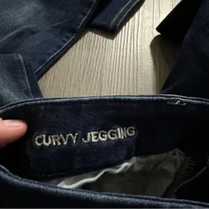 American Eagle Dark Wash Mid Rise Curvy Jegging Distressed Jeans Size‎ 4 Short thumbnail 8