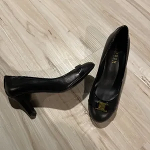 LAUREN Ralph Lauren class logo black pump heels size 6 B thumbnail 3