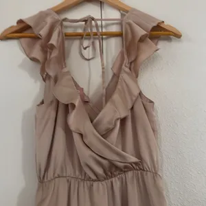 Show Me Your Mumu Samantha Ruffle Wrap Satin Midi Dress Champagne Small‎ thumbnail 6