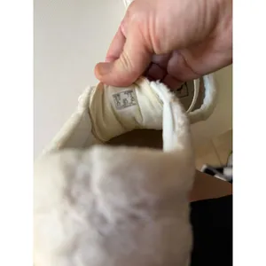 Vans Old Skool Sherpa Faux Fur Sneakers Ivory Cream Women's 7.5 thumbnail 9