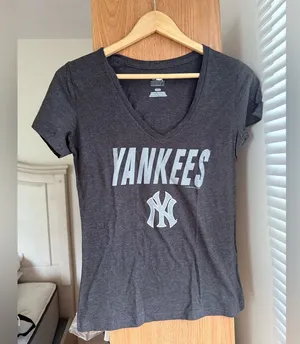 Genuine Merchandise New York Yankees Charcoal Glitter V-Neck Tee thumbnail 1