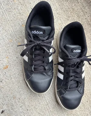 Adidas Black and White Sneakers Size 8 thumbnail 3