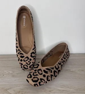 Vivaia Square-Toe V-Cut Flats Margot 2.0 Leopard Print size 40.5 thumbnail 1