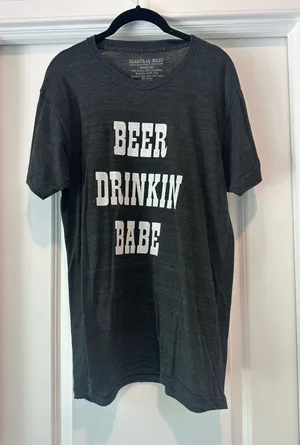 ‘Beer Drinking Babe’ Graphic Tee Gray Size M thumbnail 1