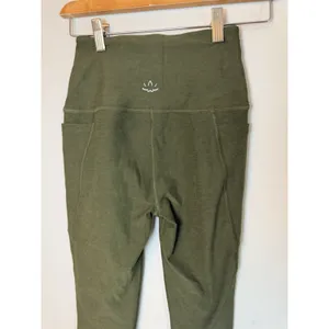 Beyond Yoga High Waisted Spacedye Capri Leggings Pockets Green Sz S NEW thumbnail 8
