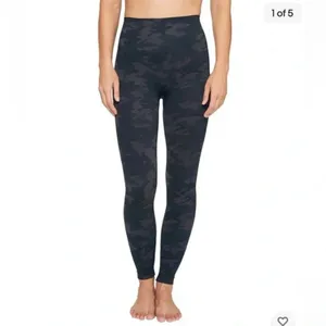 SPANX Look At Me Now Seamless Black Camouflage Leggings Sz M thumbnail 2