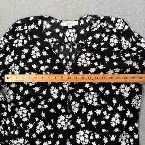 Ann Taylor LOFT Women's Large Black & White Floral Print V-Neck Button Front Blouse Top thumbnail 8