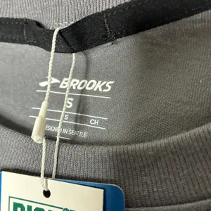 Brooks Gray Move Graphic Athletic Tee Shirt Short Sleeve NWT Womens Small thumbnail 3