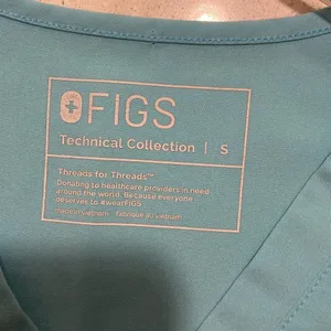 Figs scrub top size small thumbnail 4