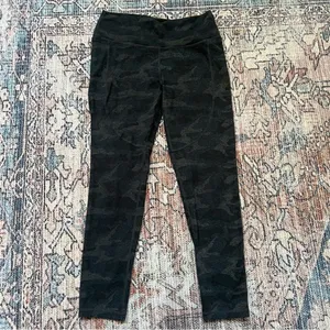 Vuori Clean Elevation Leggings Black Camo Size Medium 7/8 Length thumbnail 3
