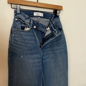ABERCROMBIE- Curve Love Ultra High Rise 90s Straight Jean Criss-Cross thumbnail 8