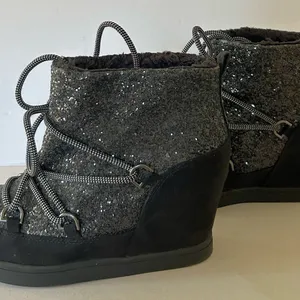 Juicy Couture MAREEN Wedge Booties Shoes Black Glitter Women’s Size 7M scuffed thumbnail 4