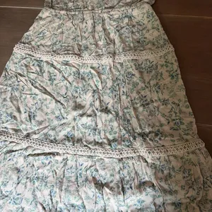 Lucky Brand Floral Maxi Dress M Blue Green Crochet Trim Boho Ruffle Sleeve thumbnail 4