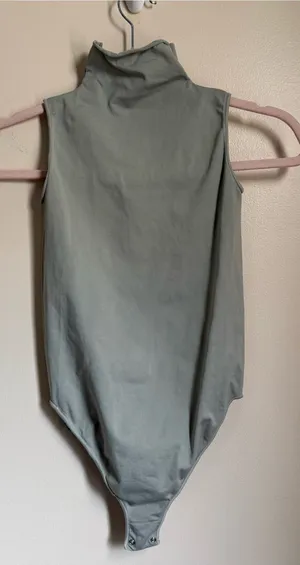 Skims Essentials Seamless Mock Neck Bodysuit Light Grey/Stone Size XXS/XS thumbnail 1