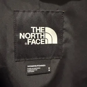 The North Face Women’s City Breeze Rain Parka II Size Medium thumbnail 12
