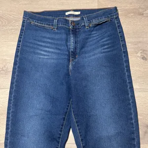 Levis 724 High Rise Straight Leg Jeans Dark Wash Side Slit Hem A8741 32 / 14 Reg thumbnail 4