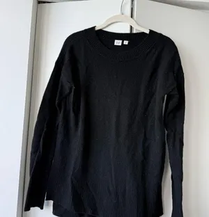 GAP Women's Classic Black Crew Neck Sweater thumbnail 1
