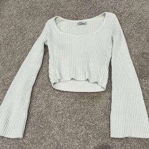 Hollister sweater thumbnail 1