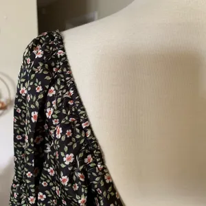 Lulu's Floral Tie Back Long‎ Sleeve Crop Top Size Medium thumbnail 3