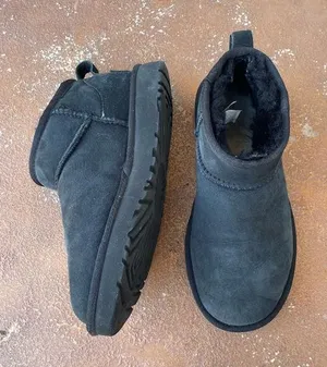 Ugg ultra mini black sz 5 women In great condition thumbnail 1
