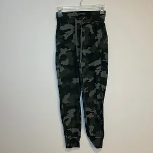 Lululemon Pants Green‎ Camo Joggers Ready To Rulu Size 0 thumbnail 2