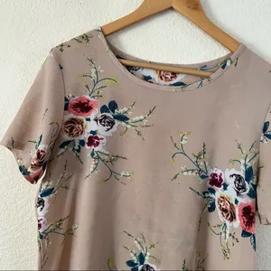 Floral short‎ sleeve dressy blouse Size Large thumbnail 3