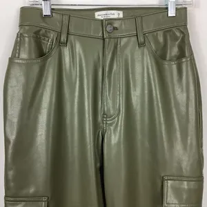 Abercrombie & Fitch The 90's Relaxed High Rise Cargo Vegan Leather Pants Size 6 thumbnail 3