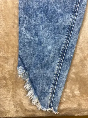 Maurices Light Blue Acid Wash Cropped Skinny Jeans with Frayed Hem size large thumbnail 4