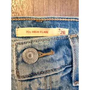 Levis Premium 70s High Flare Jeans Light Wash Distressed Blue Denim 26 thumbnail 2
