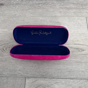 Lilly Pulitzer Pink‎ Textured Hard Eyeglass Case Gold Logo Navy Velvet Interior thumbnail 3