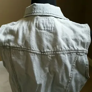 ✨HP✨F21 Light Wash Sleeveless Jean Jacket✨ thumbnail 4