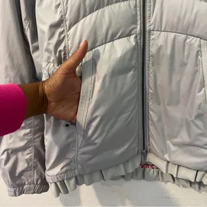 Lululemon Spring Fling Puffy Windbreaker Silver Spoon Ruffle Trim Hooded Size 6‎ thumbnail 3