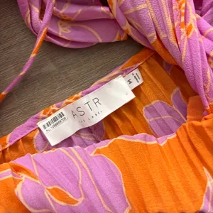 Astr the Label Blythe Floral Plisse Midi Dress Orange Purple Flower Women Medium thumbnail 6