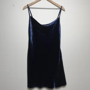 ASTR‎ The Label Women Dancing Queen Dress Large Navy Blue Metallic Velvet Cowl thumbnail 3