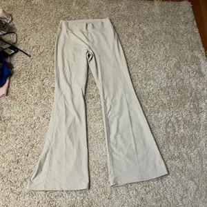 Old Navy cream ribbed flare leggings size large thumbnail 1